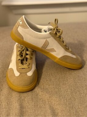 Veja Volley Sneakers in Natural Sahara Size 38-New, Never Worn. Fits Sz. 7.5